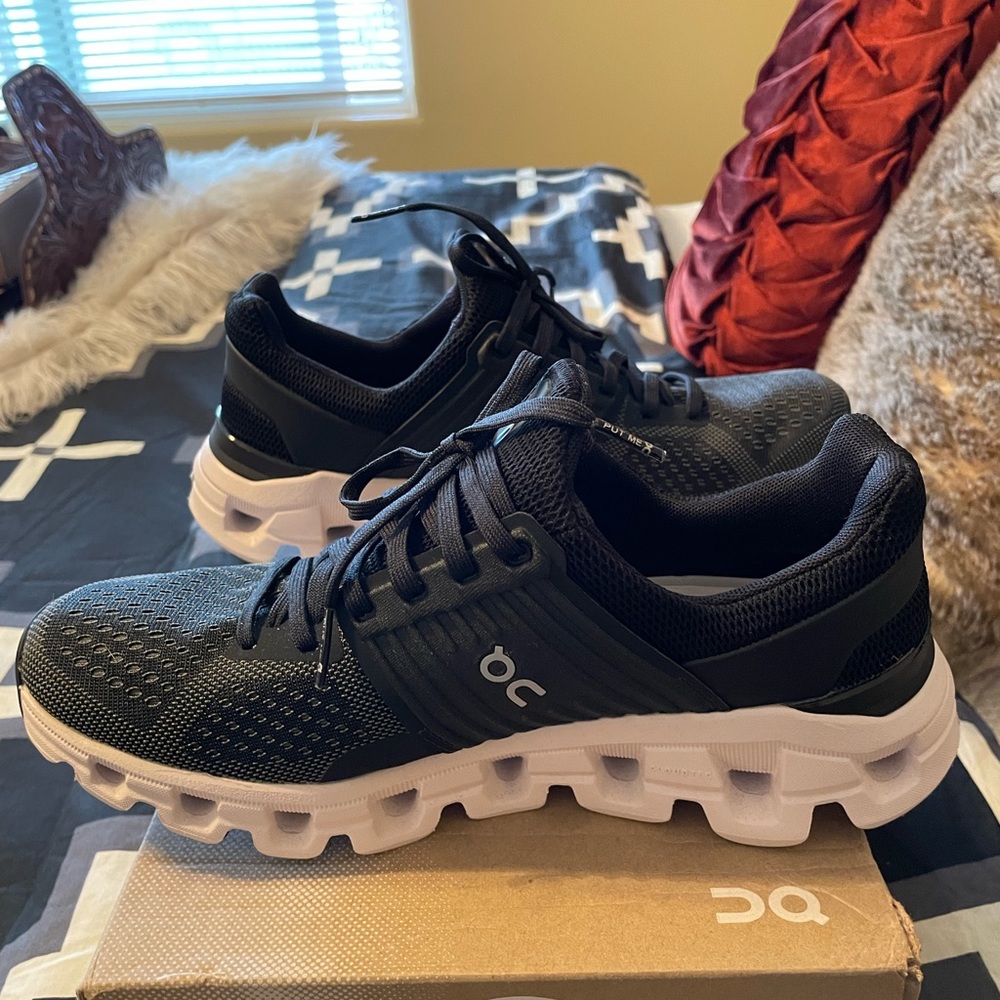 New with box black On Cloud Cloudswift